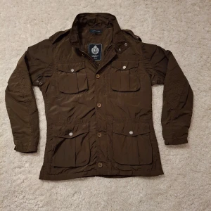 Tommy Hilfiger Field Jacket - Tjena, säljer nu denna feta Field Jacketen från Tommy Hilfiger❗️Jackan passar perfekt nu till våren📈 Den har inga defekter och är i mycket bra skick✅️ Hör av er vid minsta fundering🧐