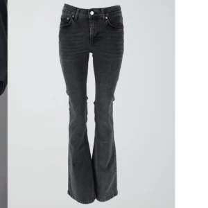 Svarta bootcut jeans - Snygga svarta bootcut jeans från Gina Tricot. De är knappt använda och säljs inte längre. Skriv för egna bilder🫶🏼