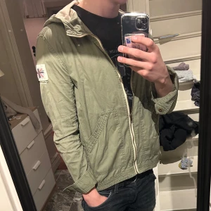 Olivgrön vårjacka från bondelid - Säljer en olivgrön jacka från Bondelid perfekt inför våren med tunt material jackan är i str M men passar även S. Tveka inte på att kontakta mig vid minsta fundering🙌