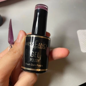 Miss Fancy Professional Gel Polish - Snygg gelnagellack i färgen Flash Dark Purple från Miss Fancy Professional. Denna djupa lila nyans har en glittrande finish som ger en lyxig känsla. Perfekt för att skapa en elegant och iögonfallande look.
