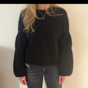 Arket stickad tröja  - Svart stickad tröja. Storlek s