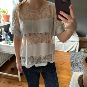 Topp med spets - Så cool! Strl L men tycker den ska vara lite oversized så passar mindre😘