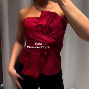 Svart tubtopp från H&M - Säljer denna slutsålda topp från HM i SVART. Nytt skick!