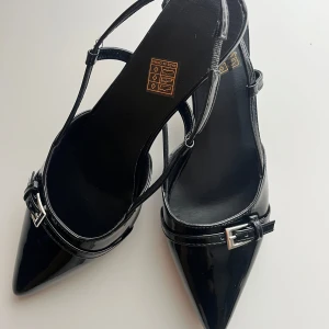 Spetsiga klackar - Jätte snygga spetsiga klackar med låg klack. Köpta på vinted men de är aldrig använda. Vet inte vad det är för märke med det står B undertill. Jätte bekväma!