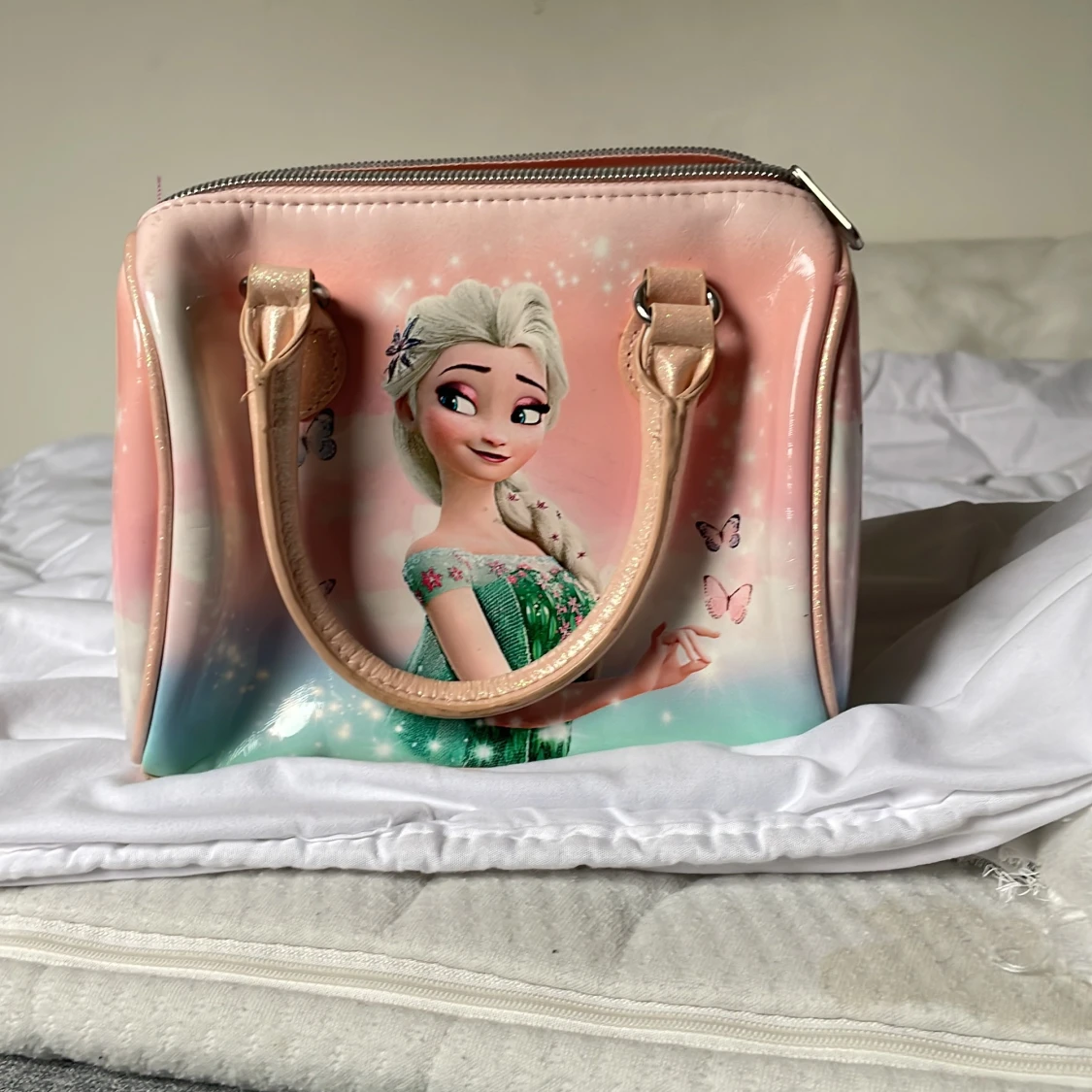 Rosa handväska med karaktärsmotiv