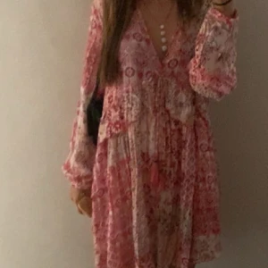 Zara klänning  - Super gullig rosa mönstrad klänning från Zara med volanger och band vid midjan 