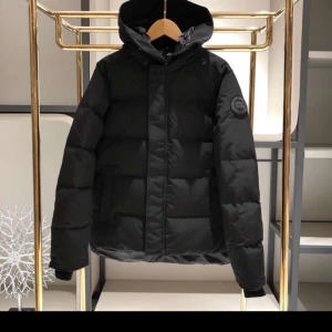 Canada Goose - Hej! Säljer min Canda Goose jacka eftersom att storleken inte passade perfekt och då det snart är dags att ta ut vårjackan. Använd i ungefär 2 månader bara, NYSKICK. Fler bilder och videos på jackan privat (endast seriösa köpare).  PRISET GÅR ATT DISKUTERA VID SNABB AFFÄR!