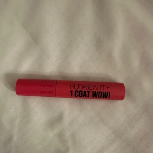 Huda Beauty 1 Coat Wow! Mascara - Säljer en Huda Beauty 1 Coat Wow! Mascara i färgen Very Vanta. Denna mascara ger extra volym och lyft till fransarna. Förpackningen är röd och innehåller 10 ml. Perfekt för att få dramatiska fransar med bara ett lager. Är använd några gånger och säljs då jag inte gillar den.