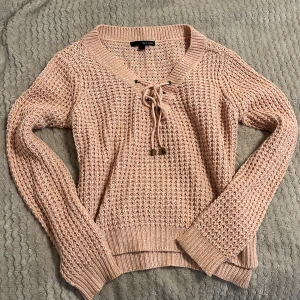 Rosa långärmad blus TALLY WEIJL - Detta är en sorts tröja/ blus från tally weijl som är använd. Men jag upplever den inte nopprig eller särskilt använd.🙂Man kan knyta en rosett vid bröstet för en sötare look. Gjord av akryl och bomull. Skriv för eventuella frågor om denna fina tröja! 😊  STORLEK S. kolla gärna in mina andra annonser!⤵️✨