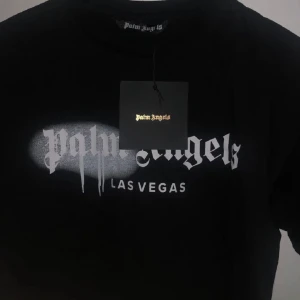 Svart t-shirt från Palm Angels - Säljer en svart t-shirt från Palm Angels med trycket 'Las Vegas' i vitt på framsidan. T-shirten har en klassisk passform och är tillverkad i bomull för en bekväm känsla. Perfekt för en stilren look. För fler frågor och bilder tveka inte på att skriva!