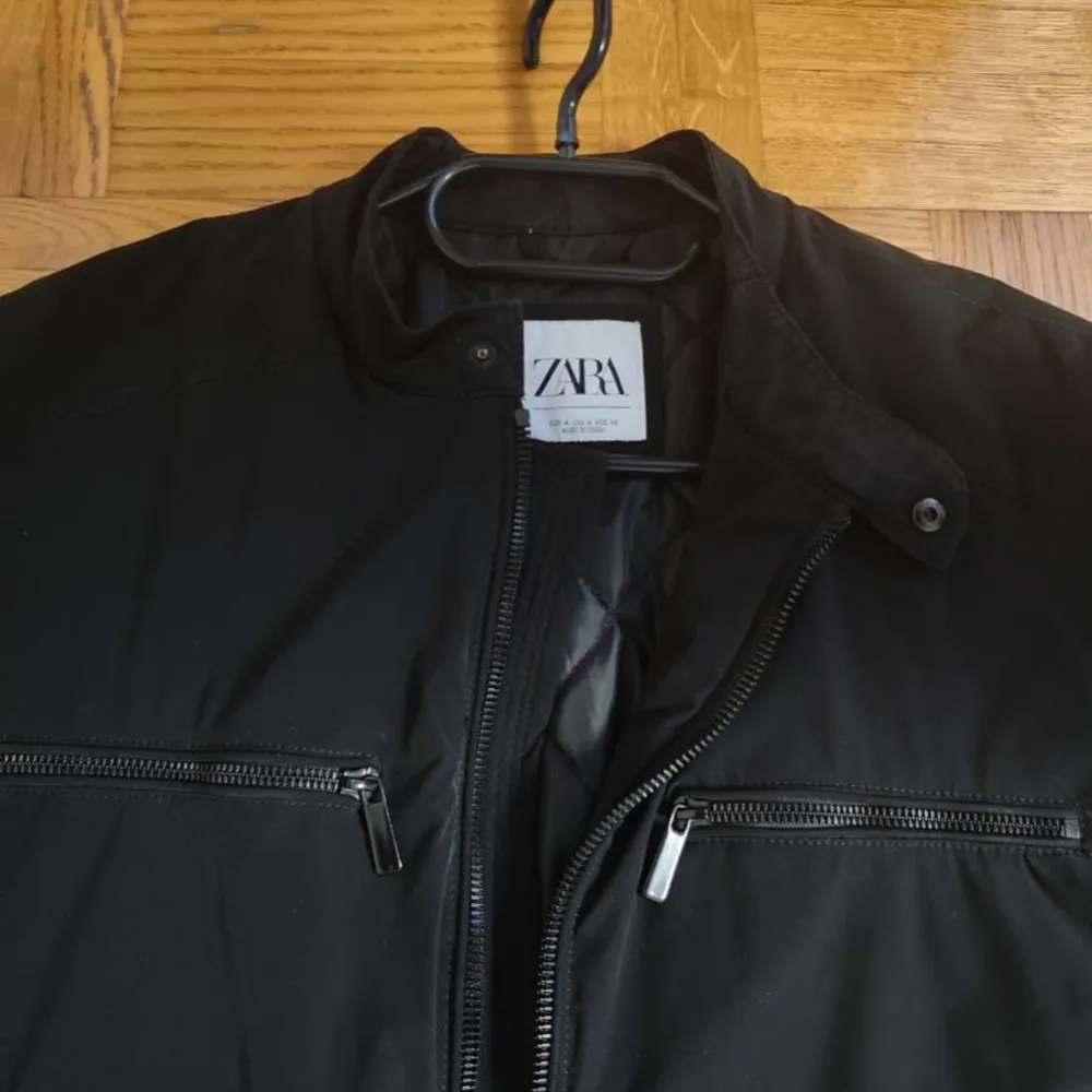 Svart bomberjacka från Zara i bra skick till salu! Storlek M, Från det kända varumärket Zara, En stilren jacka som passar till många outfits, Hör av dig om du är intresserad eller vill veta mer! PRIS KAN DISKUTERAS!. Takit.