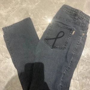 Blåa jeans med detaljer på bakfickorna  - Säljer dessa blåa jeans med detaljer på bakfickorna, fint skick storlek 38💙