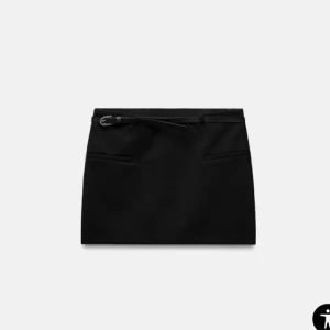 Svart kortkjol med bälte - Snygg svart kortkjol med ett stilrent bälte i midjan. Perfekt för att ge en elegant touch till din outfit. Kjolen har en minimalistisk design och passar till många olika stilar. Ny med prislappen kvar ❤️