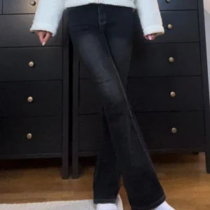 Svarta jeans med fina bakfickor - Snygga svarta jeans med unika broderade detaljer på bakfickorna. tillverkade i ett bekvämt material.