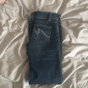 Blå bootcut jeans från Nelly - Snygga blå bootcut jeans från Nelly med låg midja. Väldigt bra sick ändast andvända några få gånger💞