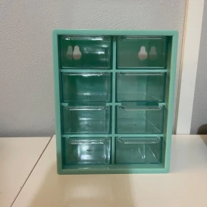 Organiserings låda - Säljer en organiserings låda som är helt ny. De små lådorna kan man dra ut och ta bort helt om man vill☺️