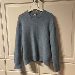 Stickad tröja ifrån Arket - Hej, nu säljer jag en riktigt fin stickad tröja ifrån arket! Tröjan är i ett väldigt bra skick och är i en riktigt fin ljusblå färg! Om du har några frågor eller funderingar är det bara att höra av sig!