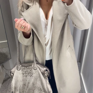 Beige kappa - Ljusbeige kappa i storlek xs/s från missäy. Den är lite nopprig därav pris!