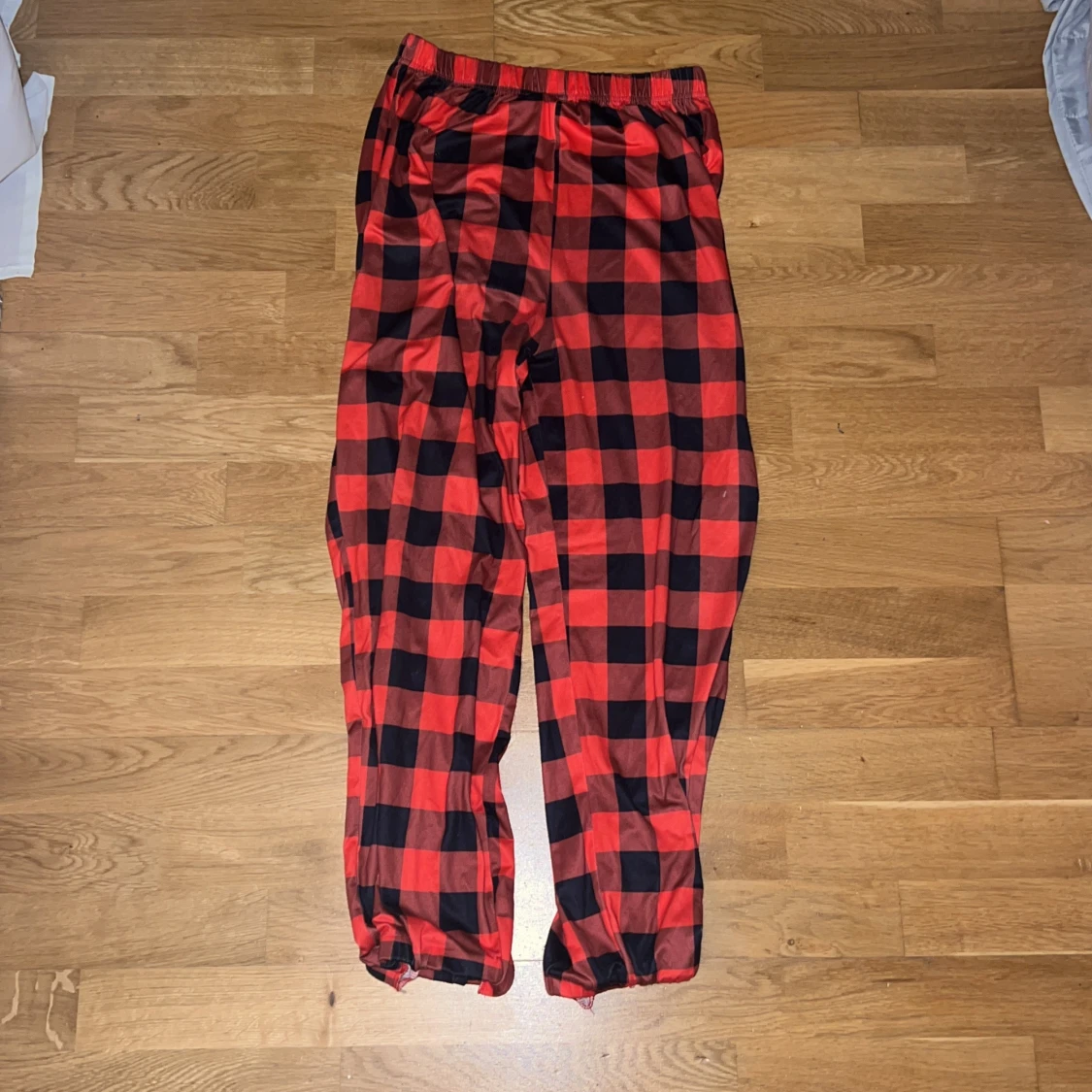 Röd och svart rutiga byxor - 1