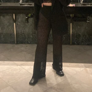 Svarta transparenta byxor - Snygga svarta ”nätbyxor” från Weekday. De har en hög midja och en vid passform. Uppriven på vissa ställen nertill då de är lite för långa för mig.