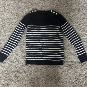 Randig tröja - Randig tröja med vita knappar där uppe, storlek xxs