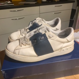 Valentino opens mörk blå - Valentino opens i helt okej skick, dem är i storlek 42. Har inte valentino lådan men man får med en Ralph lauren låda på köpet 