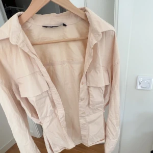 Jack/skjorta - Säljer denna as snygga figur jackan från zara, man kan justera den själv om man vill ha den figur mot höfterna eller ej