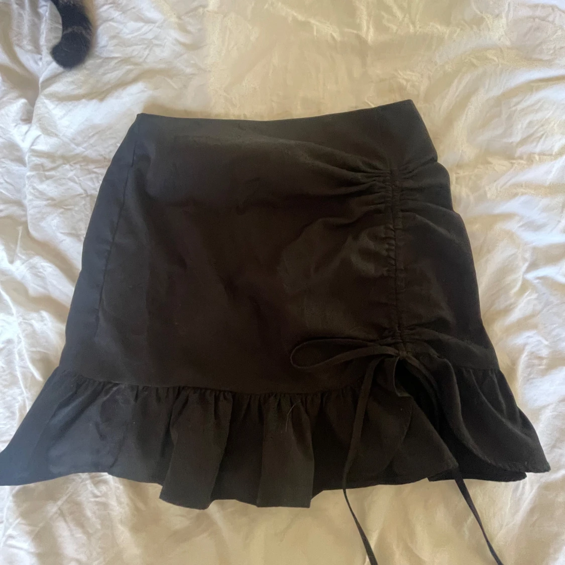 Svart kjol med volang och knyt