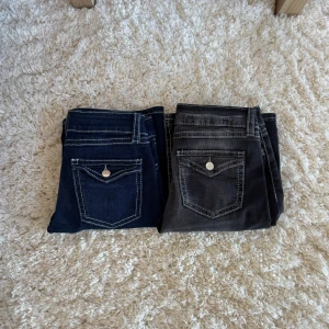 Bootcut jeans (2-pack) - Båda jeans ingår i priset. Jeansen har varit väl omhändertagna och är i mycket bra skick utan några defekter.