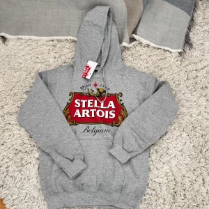 Stella Artois Hoodie🍻 - Säljer en tvärfet hoodie med Stella Artois tryck på!🔥Perfekt tröja för utgång eller att ha på sig med grabbarna vid bärshäng🙌🏼🤩🍺