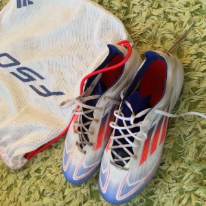 Adidas fotbollsskor - Hej säljer mina adidas f50 fotbollsskor. De har gräsdobbar som bara används på gräs. Har bara använt dem 2-3 gånger och dem är i nyskick. Priset går att diskutera.  Nypriset ligger på 2700kr