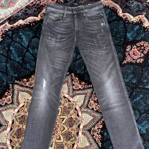 Replay anbass - Gråa anbass jeans i riktigt bra skick, storleken är w31 och längden är lite kortare skulle nog säga att den är L30 istället för 34 för jag har kortat ner den 75cm i innerbenssömn