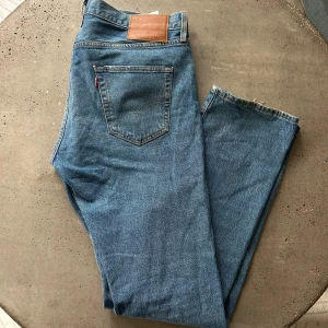 501 Levi’s jeans - Har lite slitage längst ner vid ankel- sömmen på jeansen, annars mycket bra skick 