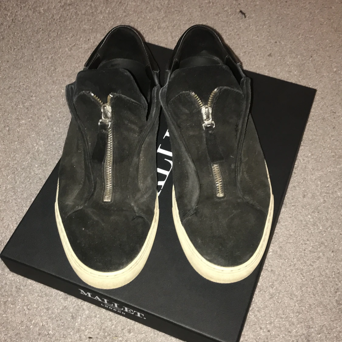 Svarta sneakers från Arigato 