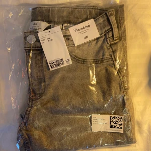 Flared jeans  - Grå utsvängda, low waist jeans från H&M, storlek 152 dvs W24 eller XXS  