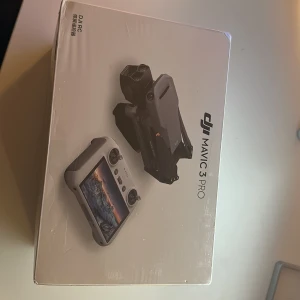 DJI Mavic 3 Pro - Säljer en DJI Mavic 3 Pro drönare i originalförpackning. Denna avancerade drönare erbjuder högkvalitativ flygprestanda och bildkvalitet. Perfekt för både hobbyfotografer och professionella användare. Inkluderar DJI RC för enkel kontroll och navigering. Har inte varit använd
