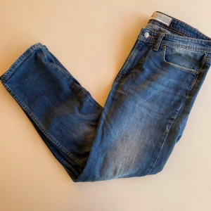 Blå jeans Dressmann - Snygga blå jeans med klassisk femficksdesign och dragkedja. Slimfit W33 L30