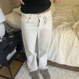 Vita zara jeans - Jätte snygga zara jeans som jag köpt på sellpy i mycket bra skick. Jag tycker att de liknar de virala zara jeansen som man kan se på bild 2 och 3 men är inte helt säker på om det är exakt samma modell. Tyckte att de var såå snygga med tyvärr för små för mig. Skriv för fler bilder eller om frågor finns. BILD 2 OCH 3 ÄR INTE MINA, LÅNADE.