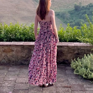 Zara klänning - Säljer denna enormt fina mönstrade klänningen från Zara. Den är i storlek XS,  strapless och lång, så så fin till sommaren. Har en supersnygg knytning framtill som lägger till en fin detalj. Sparsamt använd, helt i nyskick! Hör av er om frågor💕