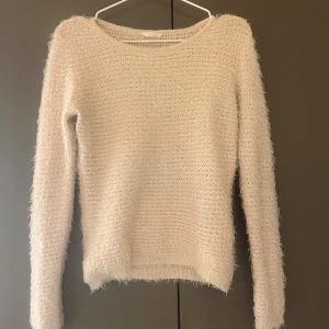 Stickad rosa tröja - Så fin stickad ljusrosa tröja! Jättebra skick, nypris 500kr💕storlek s men passar även xs