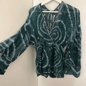 Playsuits  - Säljer denna jätte fina playsuits med paljetter, har vida armar och knytning baktill, perfekt till stranden💚 aldrig använd 