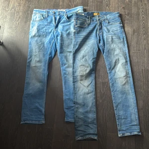 Blå jeans från Jack & Jones och Element - Två par blå jeans, ett från Jack & Jones och ett från Element. Båda har en klassisk femficksdesign med dragkedja och knapp. Perfekta för en avslappnad stil. Båda för 499. Styck pris för 299. Pris ej spikat i sten.
