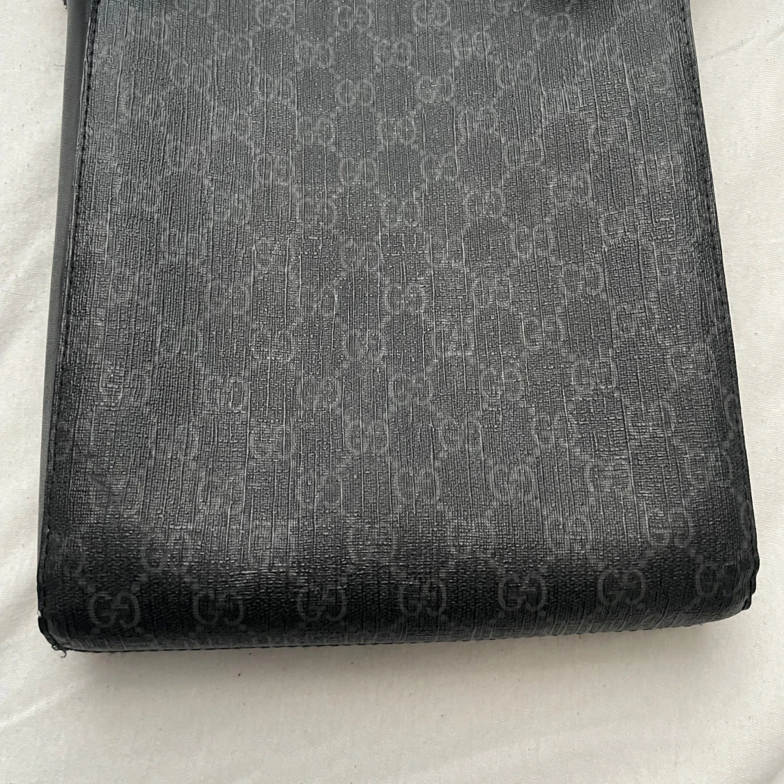 Hej jag säljer denna väskan för att jag har tänk och köpa en annan väska nu och jag har inte haft denna så länge och jag har bara rest med denna väskan. - 1