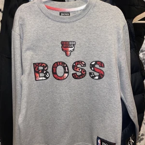 Hugo Boss X Chicago Bulls Sweatshirt - Storlek S, har knappt använt den och den är i väldigt bra skick. Sällsynt tröja
