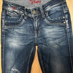 Blå jeans med slitningar från Soccx - Snygga blåa lågmidjade jeans från Soccx med coola slitningar i storlek W36 L 32 skulle säga storlek S!! Aldrig använt och har gjort slitningarna själv, köpte dem för 700 och säljer dem för 420 men priset kan diskuteras☺️🌺🫰