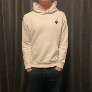 Vit hoodie från J. Lindeberg  - Riktigt fet J.Lindeberg hoodie! Inga defekter eller slitage, perfekt skick!