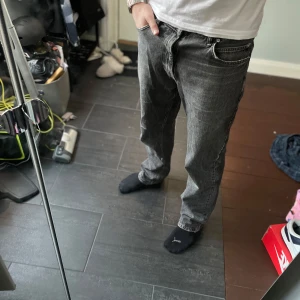 Svarta jeans från Just Junkies - Snygga svarta jeans från Just Junkies i 100% bomull. Straight passform och är i storleken 32/32. Skriv vid intresse🙃