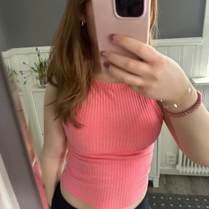 Rosa ribbad linnetopp - Säljer en snygg rosa ribbad linnetopp. Perfekt för varma dagar med sin ärmlösa design och sköna passform. Toppen har en enkel och stilren look som passar till det mesta. Hör av dig vid intresse! 🌸