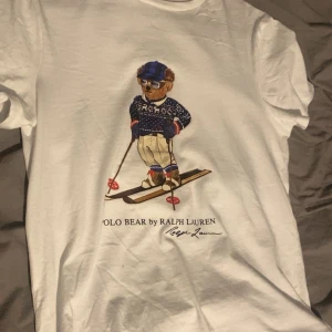 Ralph Lauren t shirt - Tvär fet Ralph lauren tisha med deras polo bear. Helt nyskick har använt den max 5 gånger. Lägre pris vid snabb affär🦁💪🏻