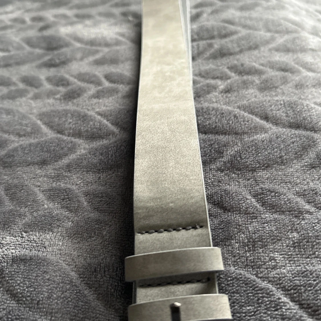 Grått bälte i mocka